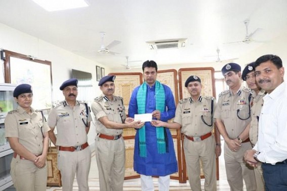 IPS officers Association donates Rs. 2.60 lakh in CM's relief fund IPS officers Association donates Rs. 2.60 lakh in CM's relief fund