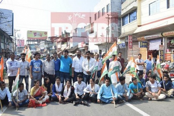 Congress blocks road demanding arrest of 'womanizer' Mandal President of CM's constituency Congress blocks road demanding arrest of 'womanizer' Mandal President of CM's constituency