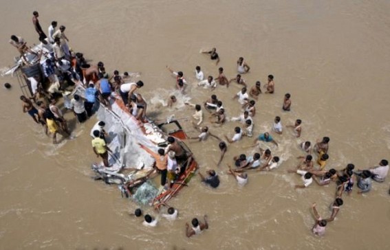 25 killed as bus plunges into canal in Karnataka 25 killed as bus plunges into canal in Karnataka