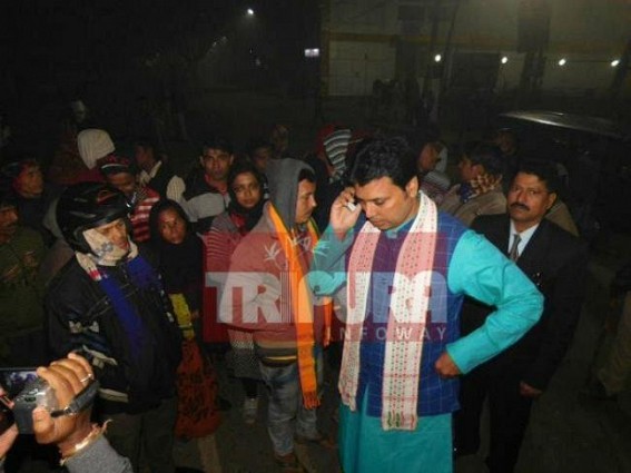 Agriculture Deptâ€™s Casual Staffs' road blockade ends after 16 hours : No Minister, MLA from ruling party met the agitators : Blockade withdrew at 1.30 AM with Biplabâ€™s intervention  
