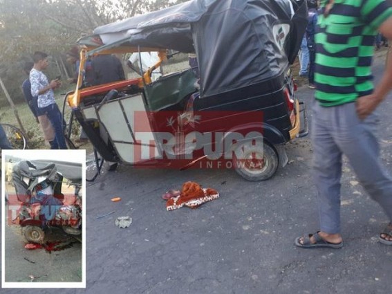 Tragic accident mars R-Day, 4 died in Auto-Bolero collision :  Many injured in Bolero, overloaded auto caused 7 serious injuries  
