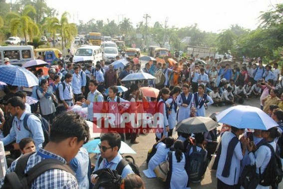 DIET, B.Ed undergoing students block Secretariat-road protesting against CMâ€™s proposal of Teachers-Recruitment till 2020 without B.Ed