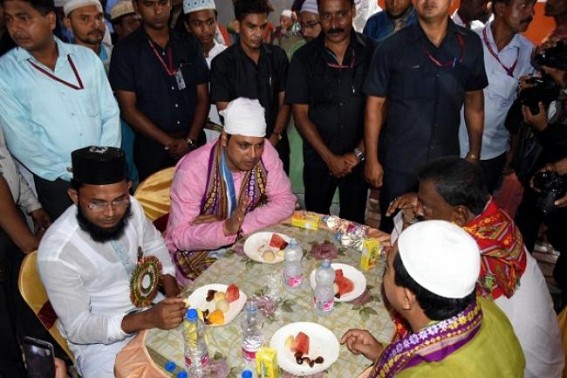 Chief Minister attends Iftar Party, extends Ramzan greetings