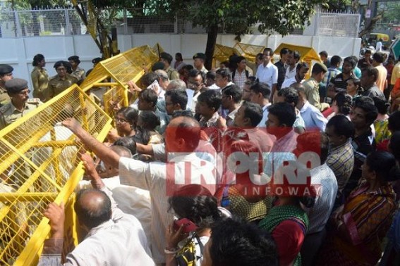 Overcrowded Dr. Syama Prasad Mukerjee Sarani on CM’s Janata-Durbar day Overcrowded Dr. Syama Prasad Mukerjee Sarani on CM’s Janata-Durbar day
