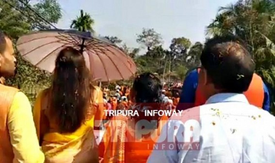 Hema Malini uses Umbrella during road show at Dhanpur : 'Ghar Ghar Modi, Har Har Modi', says Hema