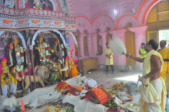 Durga Puja-2018 : Devotees throng to Durga Bari on Maha Navami