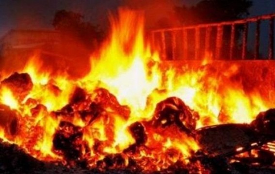 Maoists blow up three buildings in Jharkhand Maoists blow up three buildings in Jharkhand