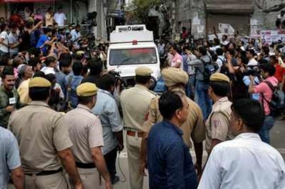 5 of family found dead in Srinagar 5 of family found dead in Srinagar