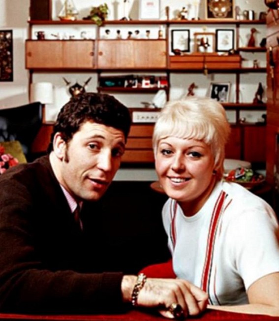 I blame myself for my wife's death, says Tom Jones I blame myself for my wife's death, says Tom Jones