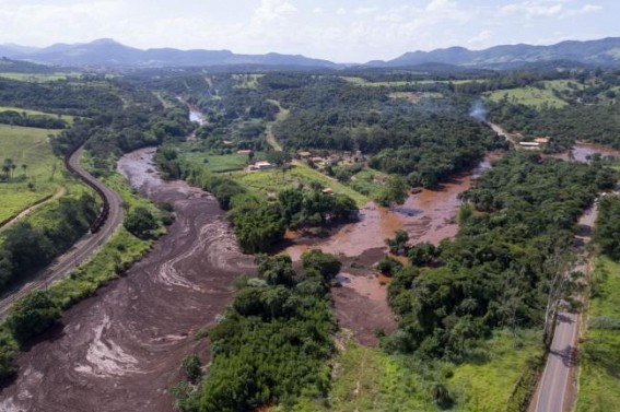 Brazil dam collapse: 7 dead, many missing