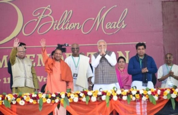 Modi serves Akshaya Patra's 3 billionth meal
