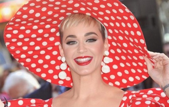 Miley Cyrus confesses to sharing first kiss with girl Miley Cyrus confesses to sharing first kiss with girl