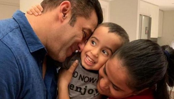 Salman bonds with nephew Ahil, sister Arpita