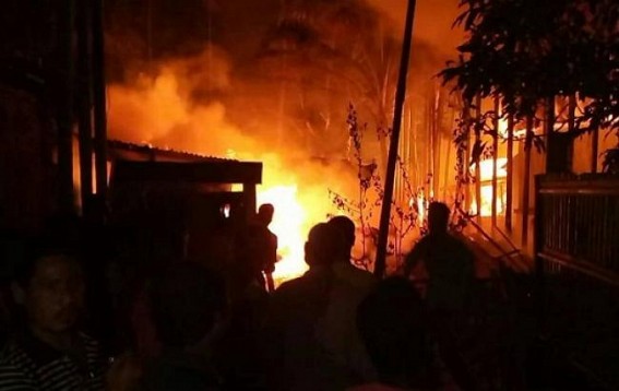 CPI-M leader's house burnt at Kalaynapur CPI-M leader's house burnt at Kalaynapur