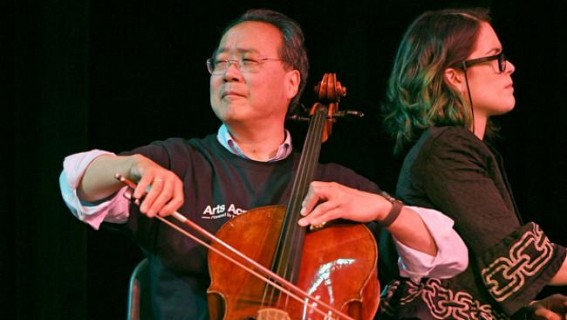 Cellist plays concert at US-Mexico border crossing