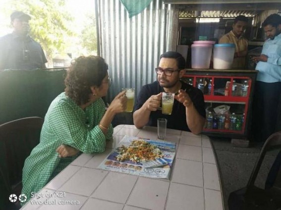 Aamir enjoys sugarcane juice at dhaba with wife Kiran Aamir enjoys sugarcane juice at dhaba with wife Kiran