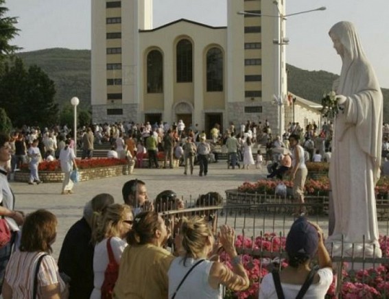 Pope: It's OK to organize pilgrimages to Bosnian shrine