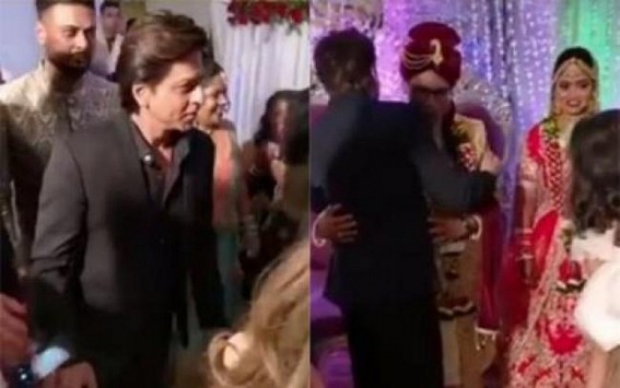 Shah Rukh attends wedding of his hairstylist's sister Shah Rukh attends wedding of his hairstylist's sister