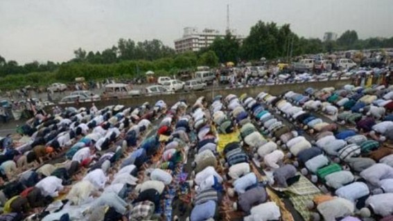 17 injured in Delhi as car rams into people offering namaaz 17 injured in Delhi as car rams into people offering namaaz