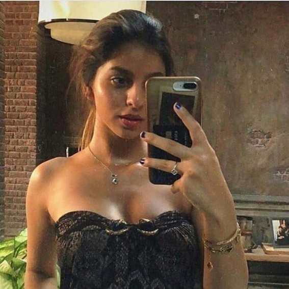 Suhana Khan's selfie with ATM card grabs attention Suhana Khan's selfie with ATM card grabs attention