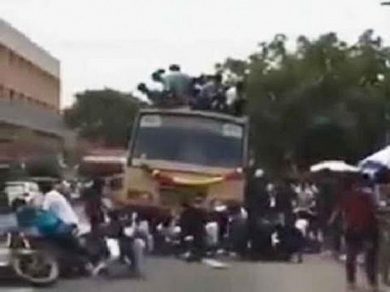 College students fall from bus roof in Chennai College students fall from bus roof in Chennai