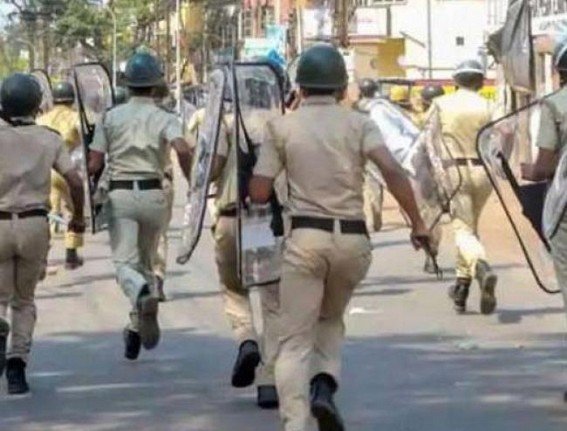 Violence erupts in Bengal's Bhatpara, one dead Violence erupts in Bengal's Bhatpara, one dead
