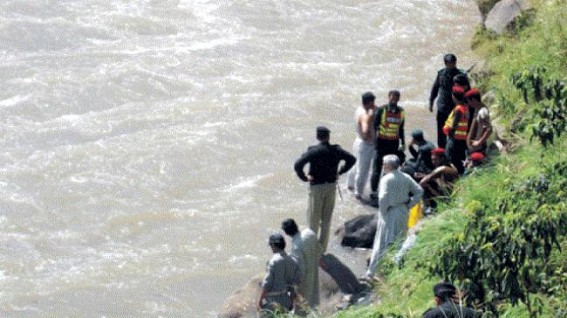 14 killed as vehicle plunges into Pakistan river
