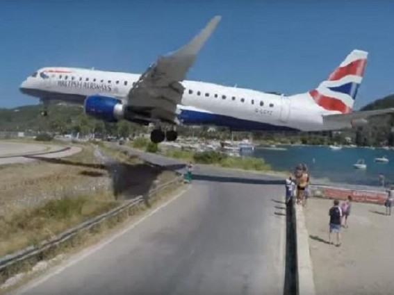 Plane lands few feet away from tourists, video goes viral Plane lands few feet away from tourists, video goes viral