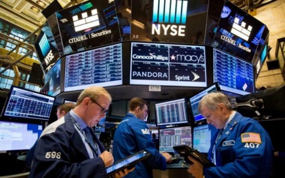 US stocks close higher amid fading recession fears