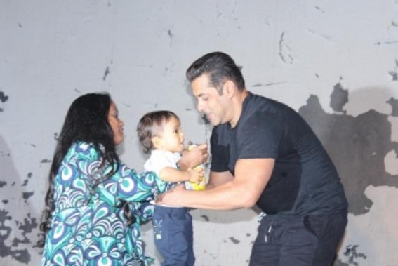 Salman attends Ganesh Utsav at sister Arpita's home with family Salman attends Ganesh Utsav at sister Arpita's home with family