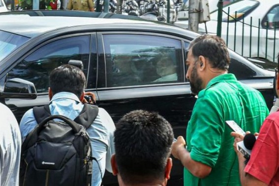 Sonia, Manmohan reach Tihar to meet Chidambaram Sonia, Manmohan reach Tihar to meet Chidambaram