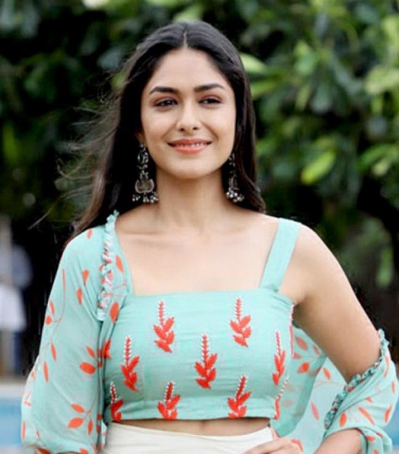 Mrunal Thakur to star in Karan Johar's 'Ghost Stories' Mrunal Thakur to star in Karan Johar's 'Ghost Stories'