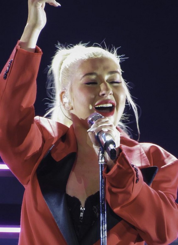 Christina Aguilera: Music industry is full of wolves Christina Aguilera: Music industry is full of wolves