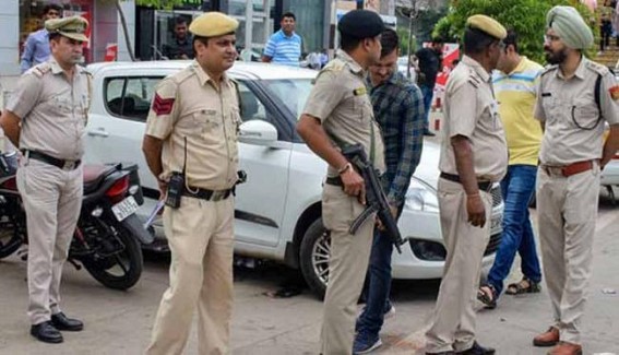 Terror alert at Delhi police stations, security up Terror alert at Delhi police stations, security up