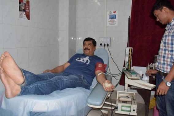 Displaying humanity ex-Health Minister again wins hearts Displaying humanity ex-Health Minister again wins hearts