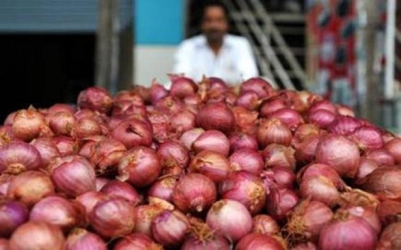 Onion prices cross Rs 100/a kg in Delhi, Centre turns to imports
