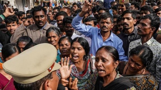 Politicians stopped outside gang-rape, murder victim's house Politicians stopped outside gang-rape, murder victim's house