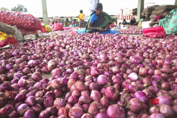 Onion spikes to Rs 100, Delhi blames Centre for shortage