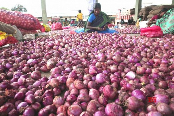 Onion spikes to Rs 100, Delhi blames Centre for shortage Onion spikes to Rs 100, Delhi blames Centre for shortage