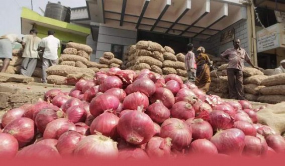 Onion price eases by Rs 50 in Bengaluru market Onion price eases by Rs 50 in Bengaluru market