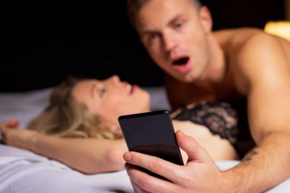 Smartphones in bed can ruin your sex life for sure Smartphones in bed can ruin your sex life for sure