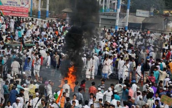 Anti-CAA protesters torch railway stations, block roads in Bengal Anti-CAA protesters torch railway stations, block roads in Bengal