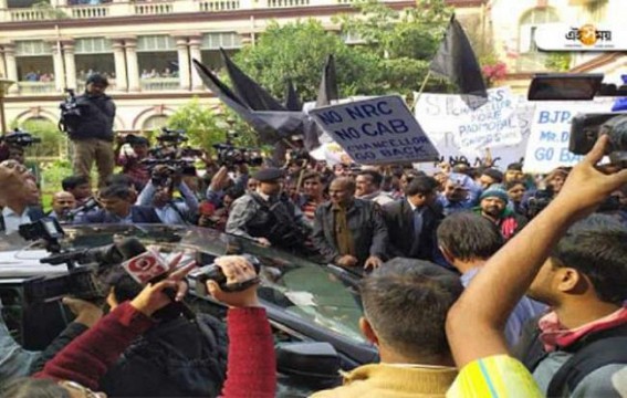 JU students block Governor's car, show black flags 