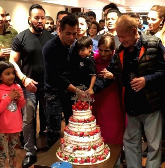 Salman cuts birthday cake with family and friends
