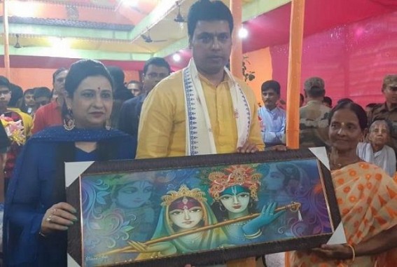 CM celebrated Maha-Navami with wife in a dedicated BJP Kariyakartâ€™s home