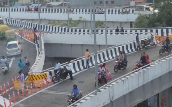Agartalaâ€™s newly inaugurated flyover becomes Durga pujaâ€™s main attraction point