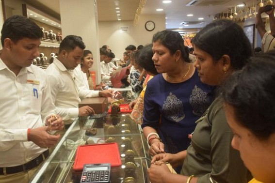Rush of buyers at Jewellery Shops on the eve of Akshay Tritiya