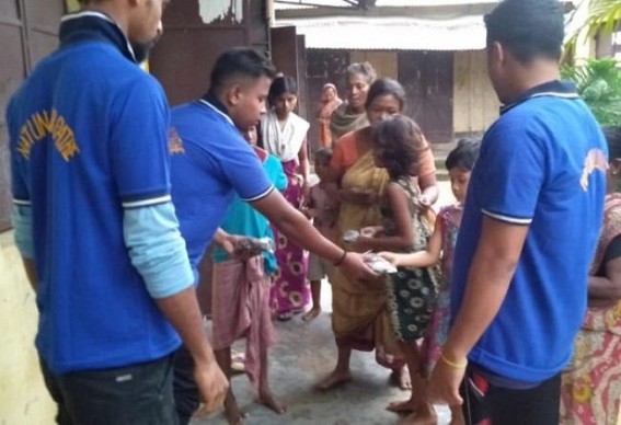 Tripura Flood : Social organization â€˜Natun Alor Patheâ€™ distributed food