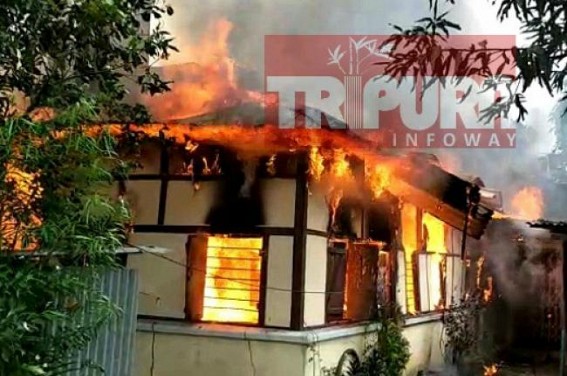 Fire turns a house into ashes : Fire Brigade teams slams Ramnagar public for occupying roads with bricks, other items Fire turns a house into ashes : Fire Brigade teams slams Ramnagar public for occupying roads with bricks, other items