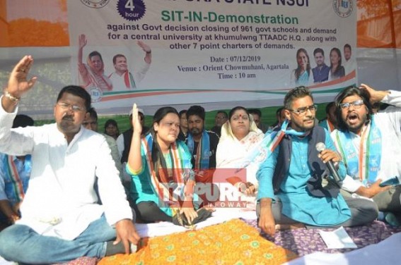 NSUI protests at Orient Chowmuhni against govt decision of closing 961 school and other issues NSUI protests at Orient Chowmuhni against govt decision of closing 961 school and other issues